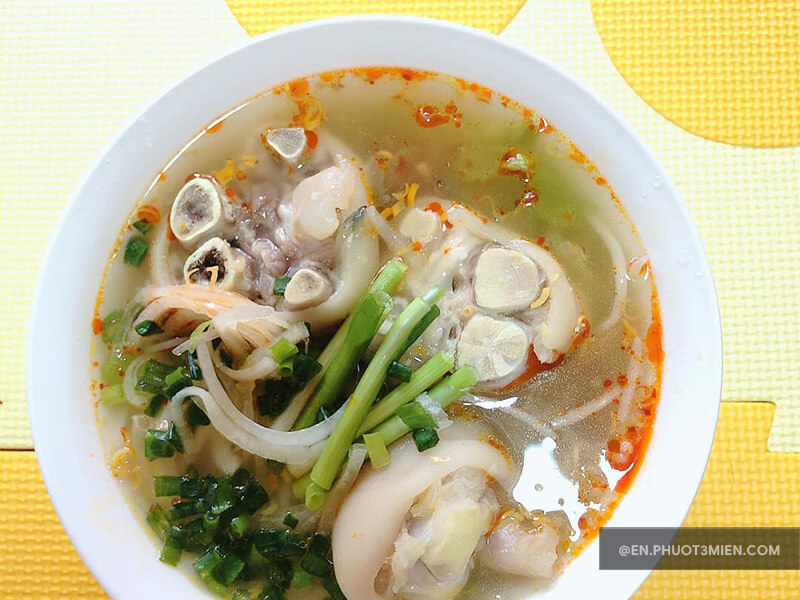 Vietnamese Spicy Noodle Soup