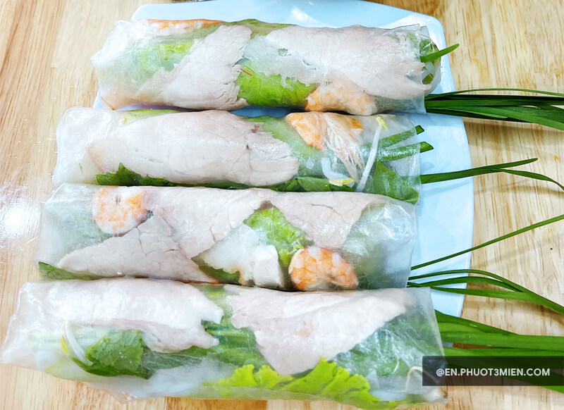 Before I embarked on this episode, I was convinced that the difference between goi cuon and goi cuon (Vietnamese Spring Rolls), both of which refer to fresh spring rolls, were mainly a difference in dialect