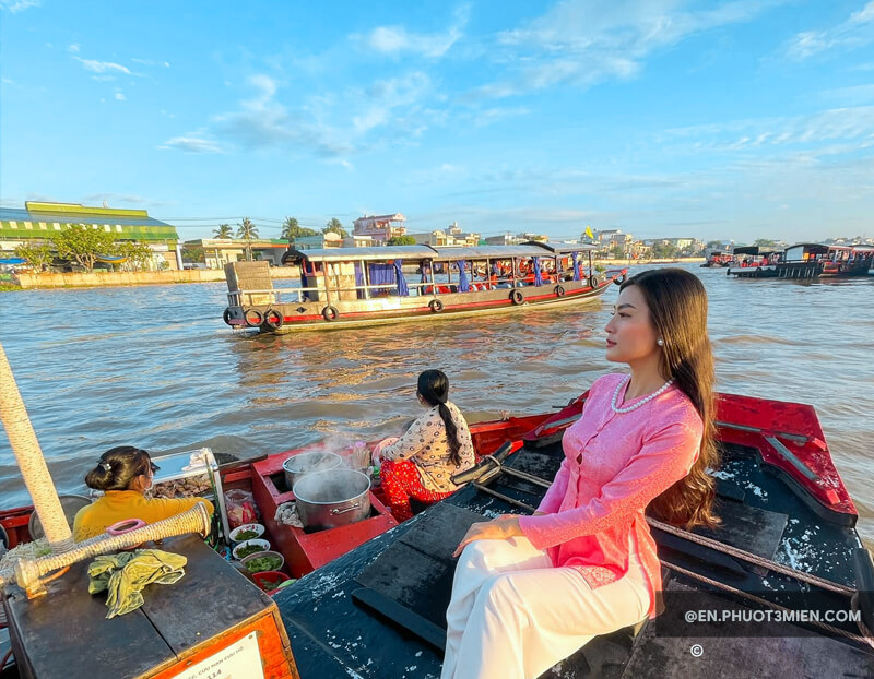 Cho Noi Cai Rang - Life on the river.
