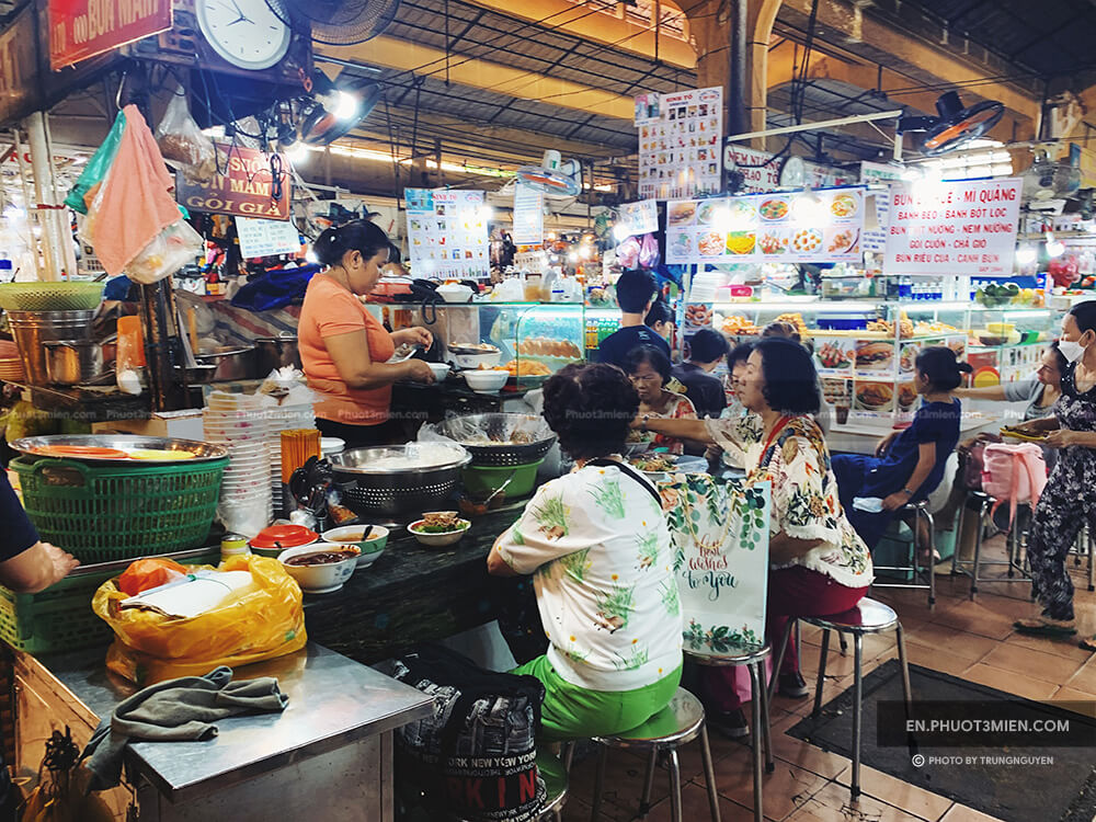 Food Court in the market