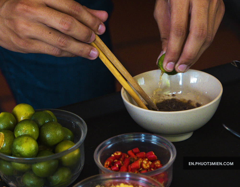 Squeeze kumquat in the shrimp paste to enhance its flavor and make the smell less strong