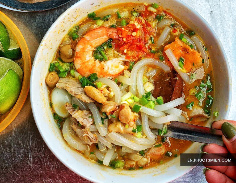 Our Advice for Eating Crab Noodle (Banh Canh Cua)
