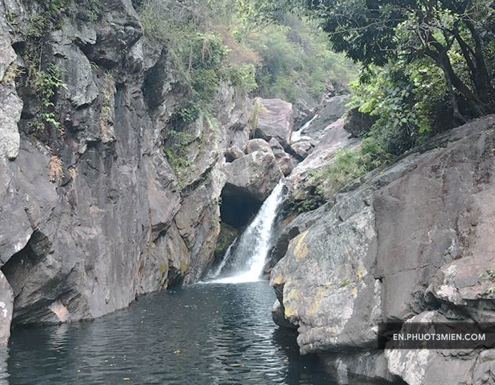 Suoi Mo - Hoa Bac Waterfall