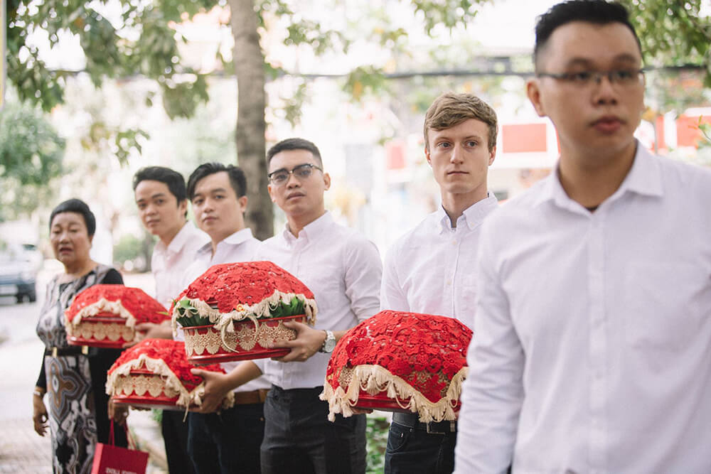 The groom and his team (including the family members, relatives and friends) will bring all of the red-covered gift boxes to the bride’s house.