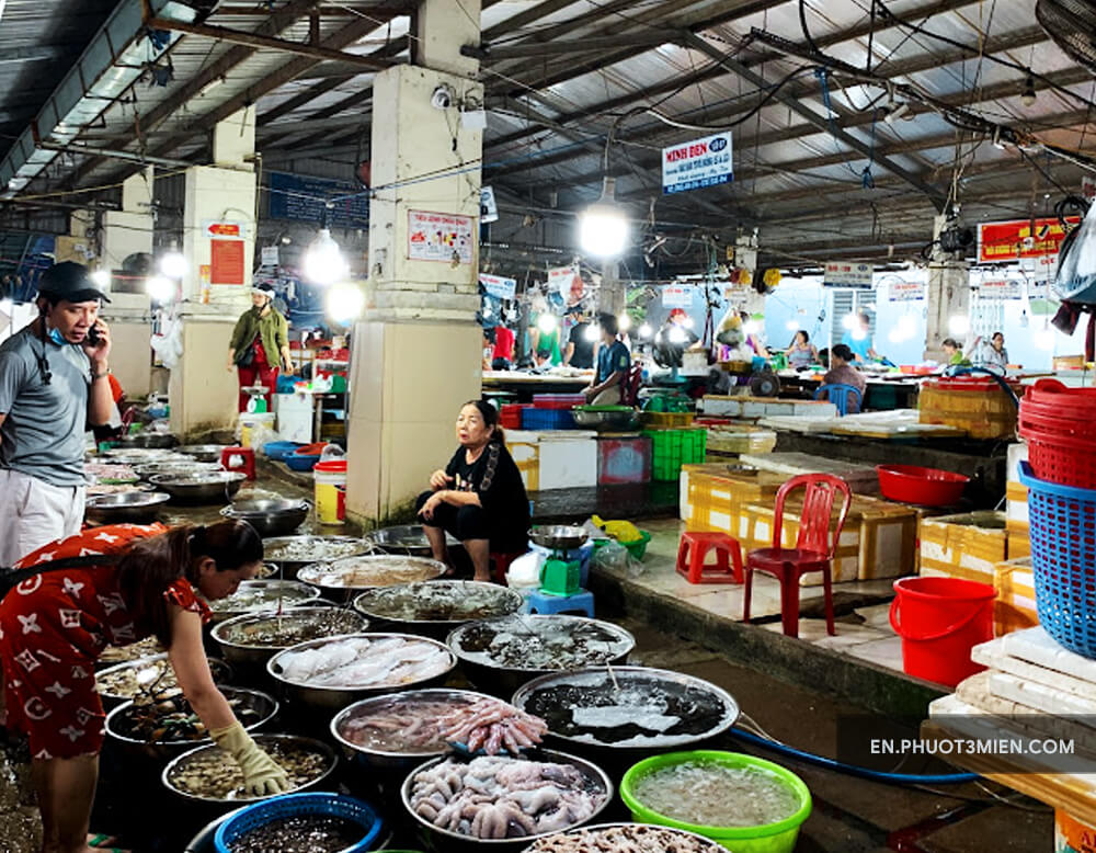 The market in Thanh Khe