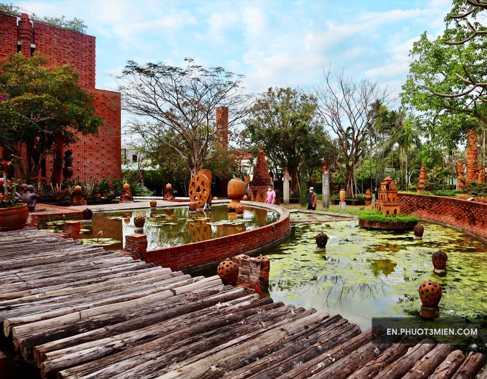 Pottery park built next to Thanh Ha village to promote its valued work.