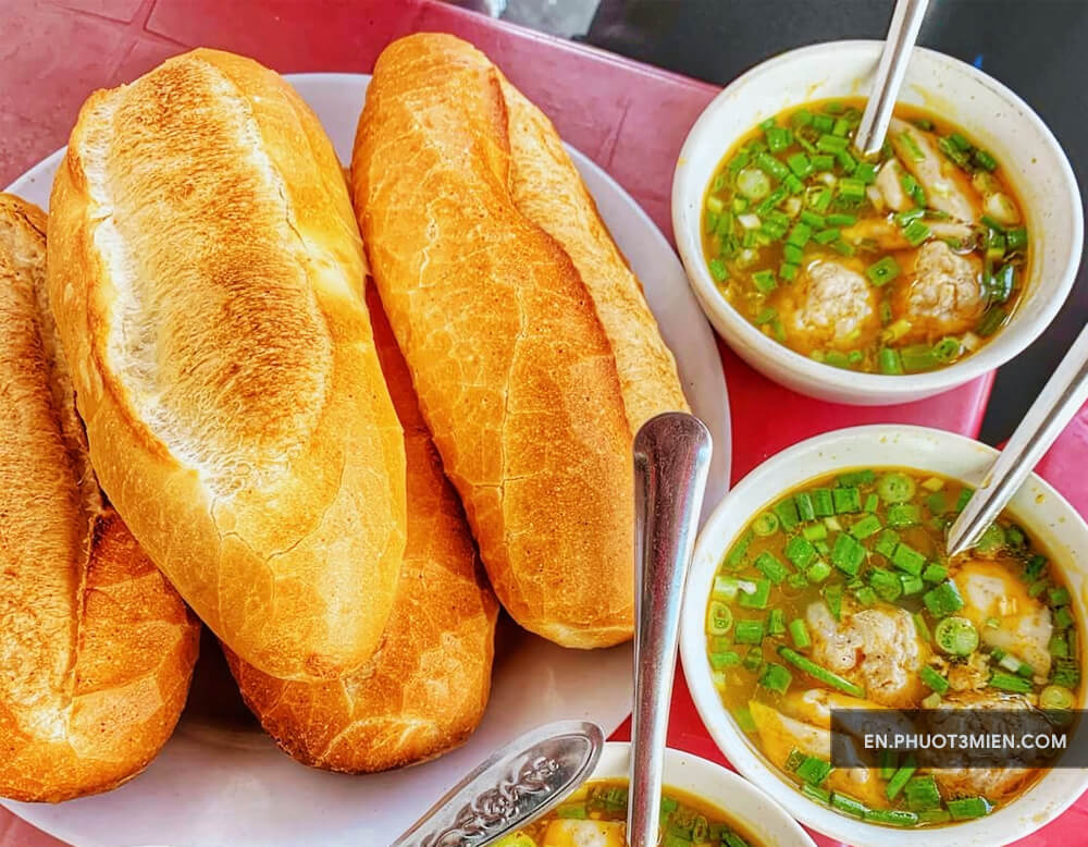 Banh mi dip with meatball soup – Banh mi xiu mai chen