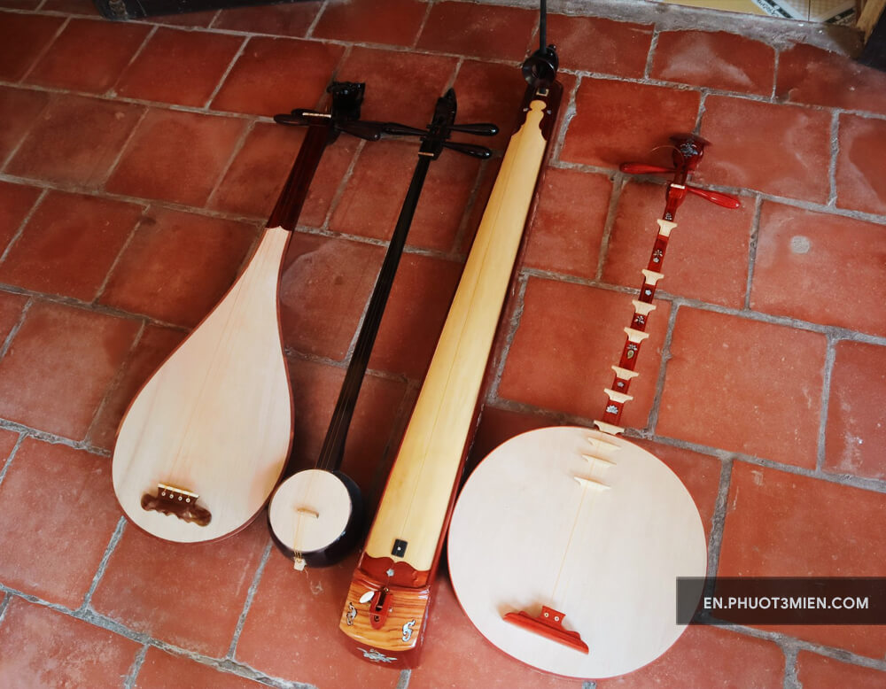 Dao Xa Village – Making Musical Instruments